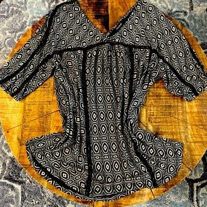 Lucky Brand-top with Funky Pattern and black Knit stitching
